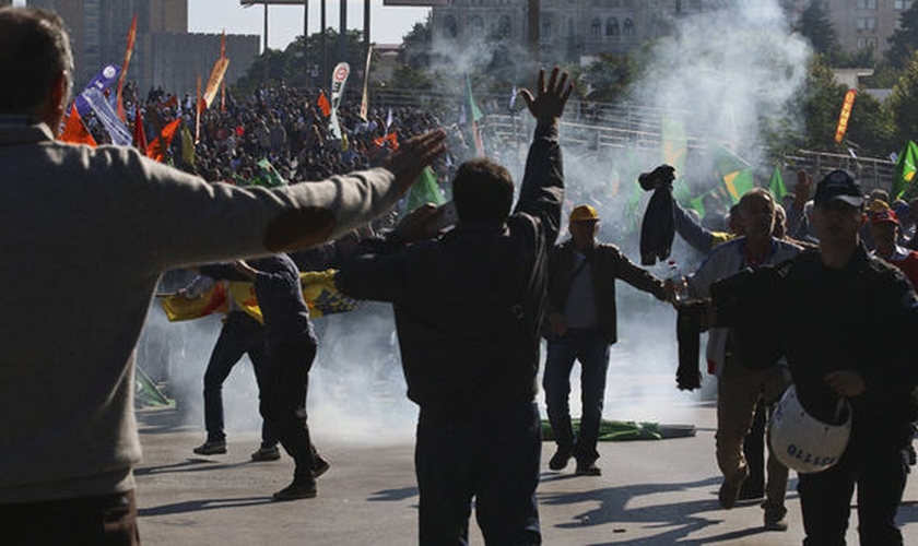 Polícia usa gás lacrimogêneo durante os protestos contra o ataque em Ancara (Foto: Express)