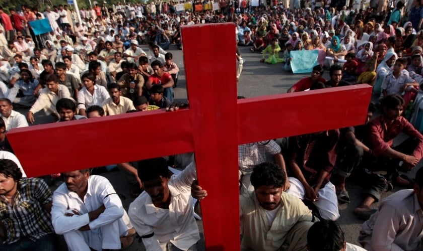 Manifestantes cristãos protestam conta a intolerância religiosa no Paquistão. (Foto: Reuters/ Faisal Mahmood)