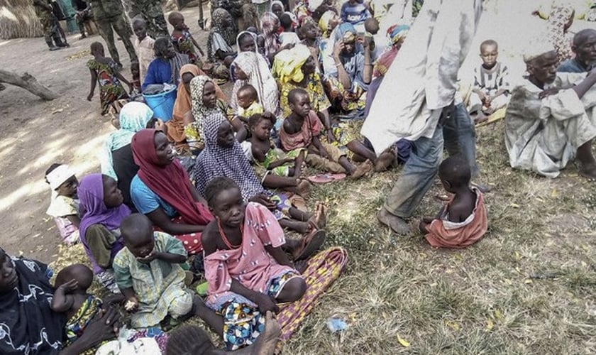 Mais de 300 mulheres e crianças, que estavam sob poder do Boko Haram, foram resgatadas por uma ação do exército nigeriano. (Foto: Nigerian Army / AFP)