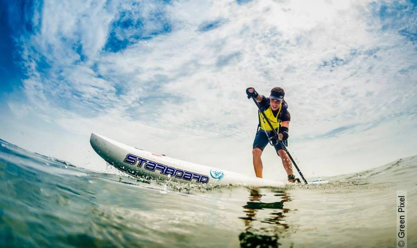 Com a adaptação Jonas consegue remar tão bem e tão forte que acabou sendo campeão brasileiro de corridas de stand up paddle. (Foto: Arquivo Pessoal)