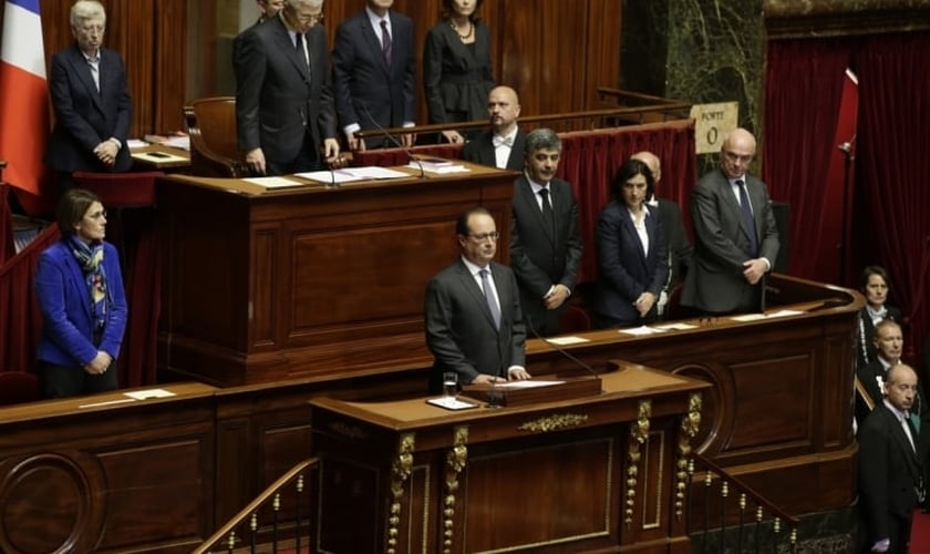 O presidente francês François Hollande separou um minuto de silêncio em memória às vítimas em Versalhes. (Foto: Reuters)