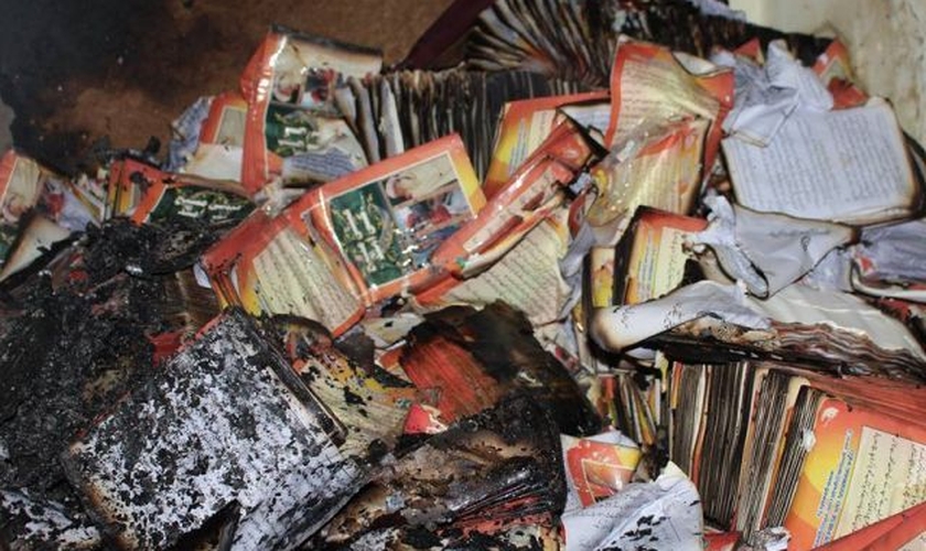 Bíblias, estúdios, computadores e outros equipamentos foram destruídos pelas chamas. (Foto: Gawahi TV)