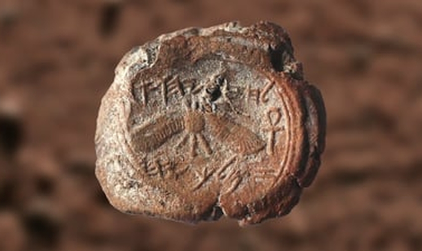 A inscrição circular foi feita em uma peça de argila de menos de um centímetro de comprimento. (Foto: Reprodução)