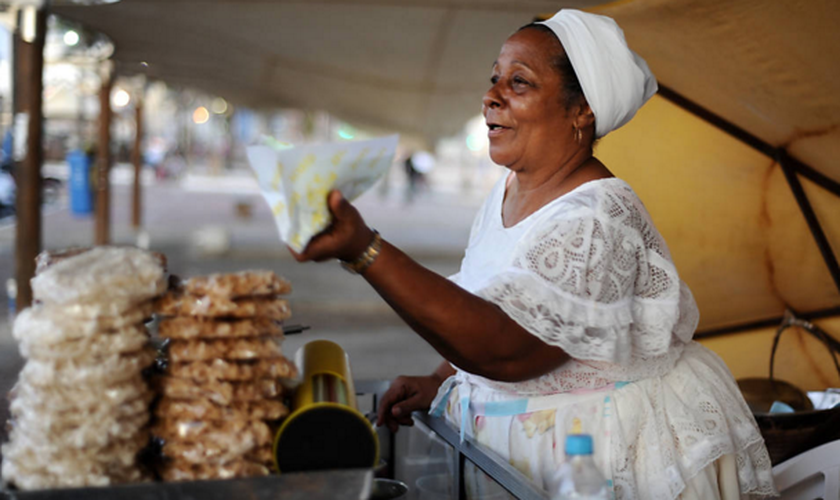 Todas as baianas do acarajé terão de usar roupas típicas: bata branca, saia e torso na cabeça. (Foto: Raul Spinassé/ Folhapress)