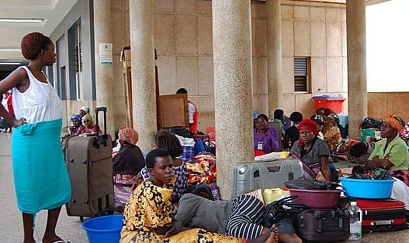 Parentes de Hajii Suleiman Sajjabi aguardam retorno dos cristãos envenenadas no Hospital Regional Mbale. (Foto: Morning Star News)