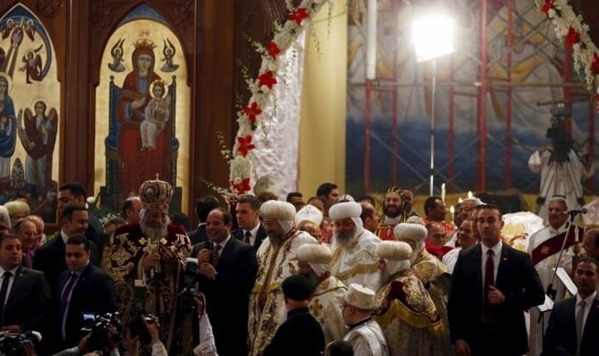 Presidente do Egito participa de Missa para a véspera do Natal em uma igreja Copta, no Cairo. (Foto: Reuters)