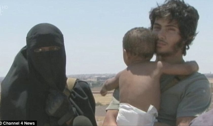 Kadijah (à esquerda), ao lado de seu marido, Abu Bakr e com o pequeno Isa, ainda bebê. (Foto: Daily Mail)