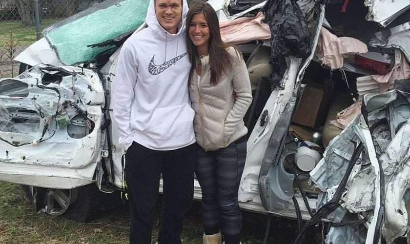 Arika Stovall e Hunter Hanks voltam visitam local para onde sua caminhonete foi levada após o acidente. (Foto: Facebook)