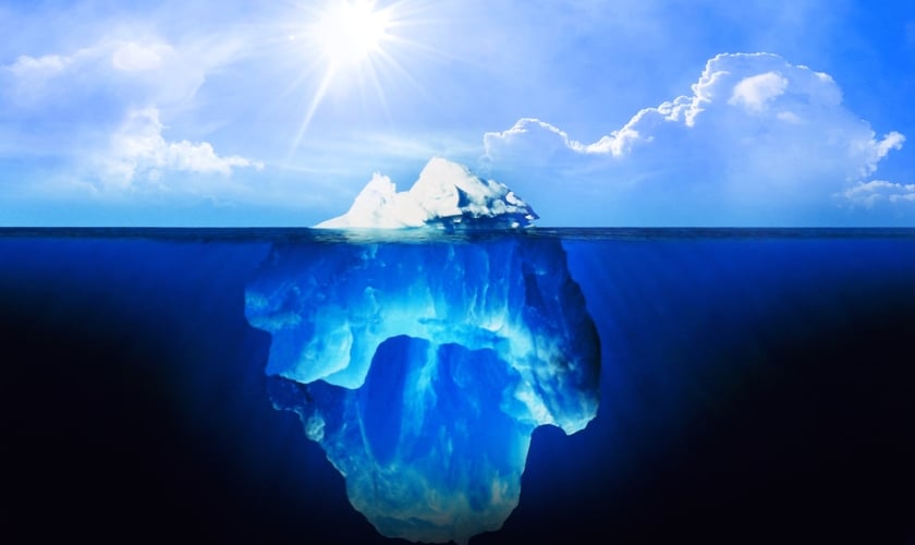 Como um iceberg, o que se vê acima da água representa o nosso estado; o que se encontra abaixo da água representa a nossa essência. (Foto: Reprodução)