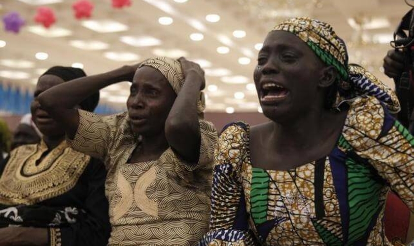 Mais de dois anos após o sequestro de 276 estudantes de Chibok, os pais sofrem com os efeitos físicos e psicológicos desta espera angustiante. (Foto: Reuters)