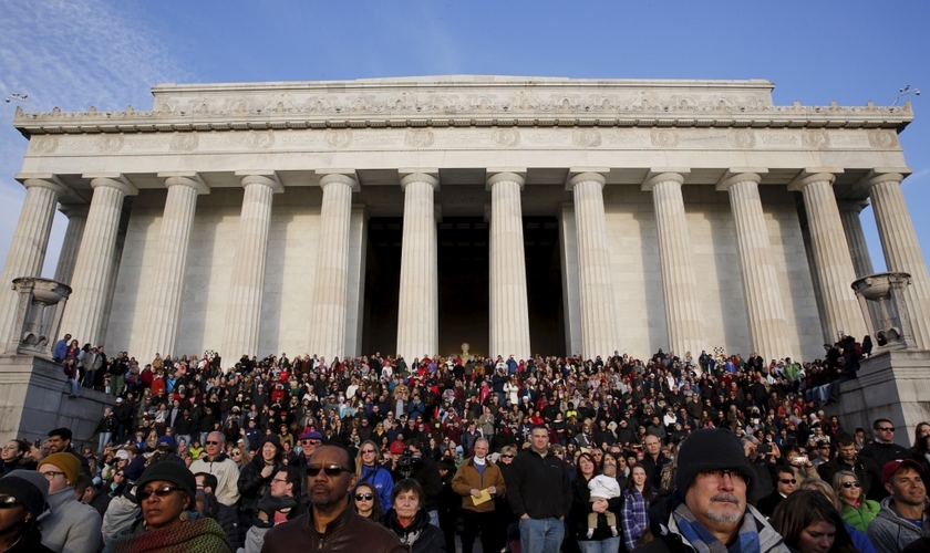 Líderes cristãos se reúnem em frente ao Lincoln Memorial, em um domingo de páscoa de 2015, para orar pelos Estados Unidos (Foto: Jim Bourg / Reuters)