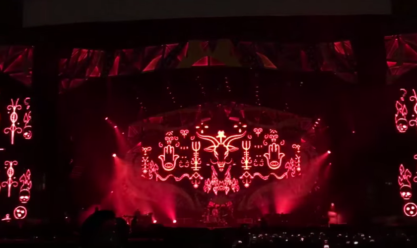A música “Sympathy for the Devil” foi apresentada aos fãs brasileiros com efeitos visuais repletos de simbologias demoníacas. (Foto: Reprodução/Youtube)