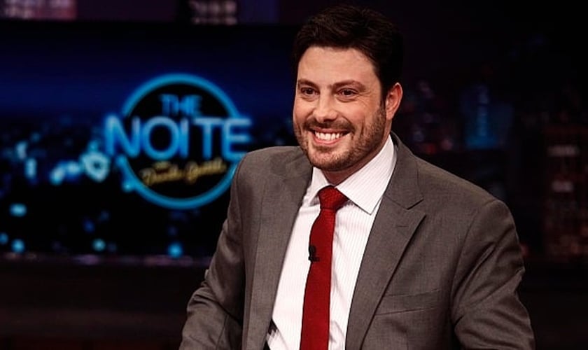 Comediante Danilo Gentili no cenário do talk show "The Noite". (Foto: Roberto Nemanis/SBT)