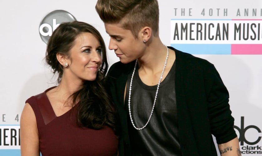 Justin Bieber e sua mãe na premiação American Music Awards em Los Angeles. Foto: Reuters/Jonathan Alcorn