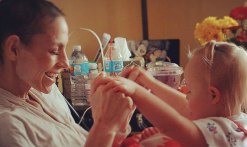 Já em estado avançado da doença, Joey Feek brinca com a filha mais nova em sua cama. (Foto: Instagram - RoryAndJoey)