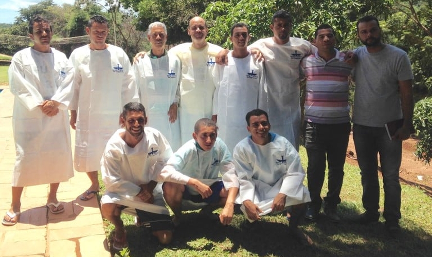 Irmãos que se batizaram na Lagoinha amazonas. Foto: Imagem de arquivo.