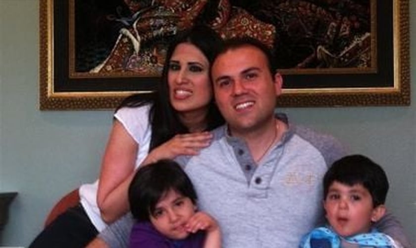 Pastor Saeed Abedini com sua esposa Naghmeh e seus dois filhos pequenos em uma foto de família sem data. Foto: Reprodução.