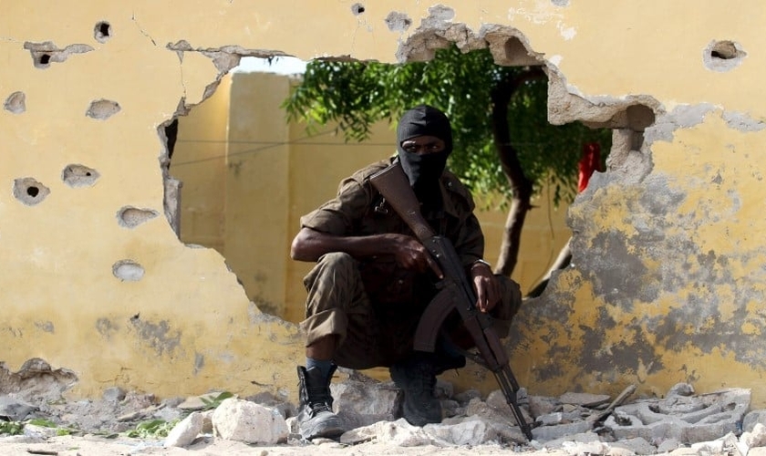 Soldado Somali se posiciona no local onde ocorreu um atentado suicida (Foto: Feisal Omar / Reuters)