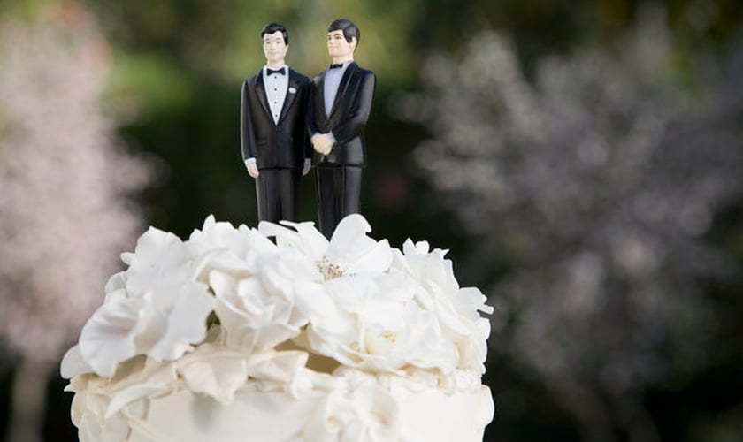 Topo de bolo exposto em um casamento entre pessoas do mesmo sexo. (Foto: Huffington Post)