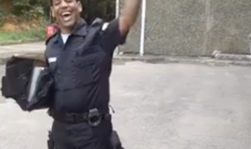 Usando a farda policial, o homem canta trechos do “Corinhos de Fogo”, de Andréa Fontes. (Foto: Reprodução/Facebook)
