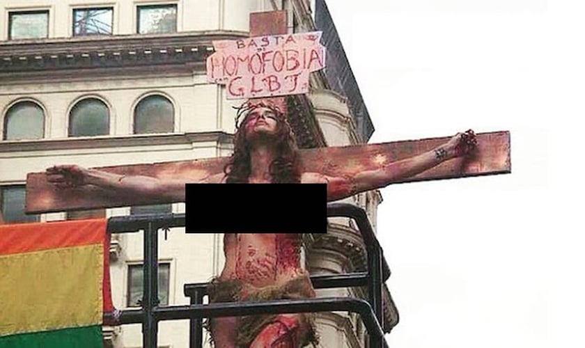 Transexual Viviany Beleboni fez uma atuação durante a parada gay de 2014, na qual aparecia crucificada (Foto: CNBB)