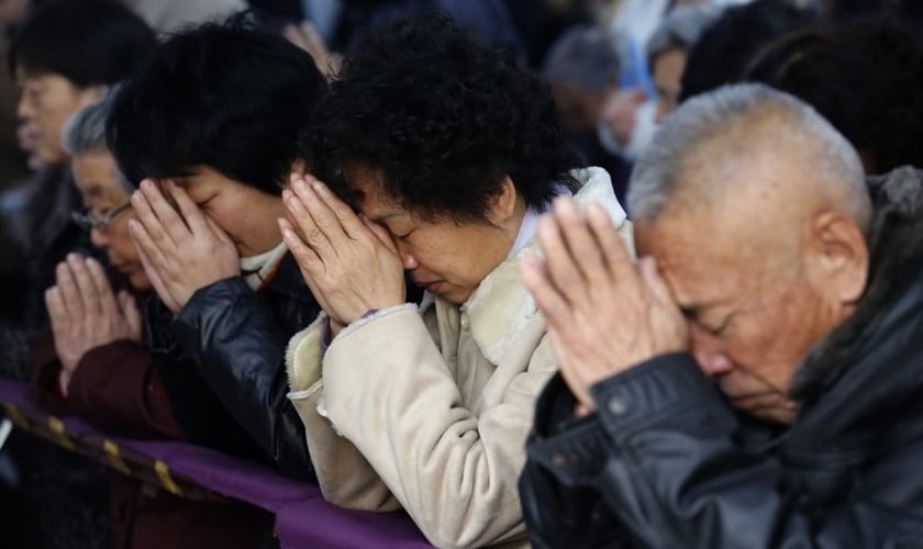 Cristãos chineses oram em igreja subterrânea, na China (Foto: Kim Kyung-Hoon / Reuters)