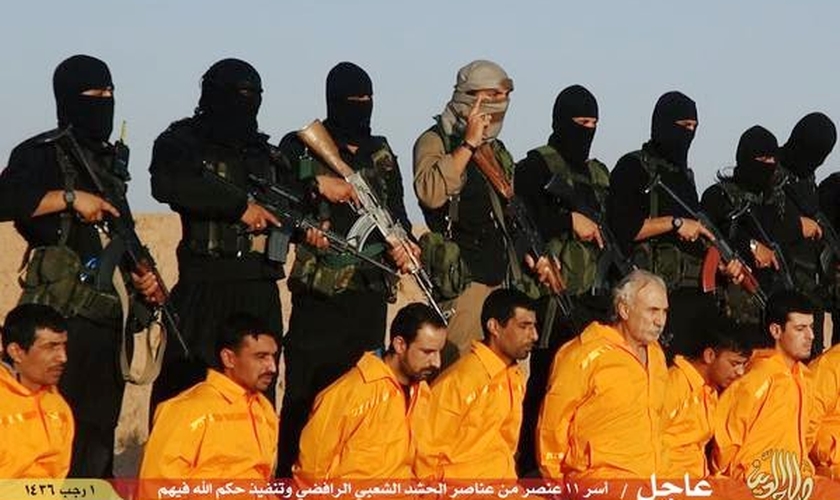 Militantes do Estado Islâmico registram execução em massa de prisioneiros. (Imagem: Captura de Tela)