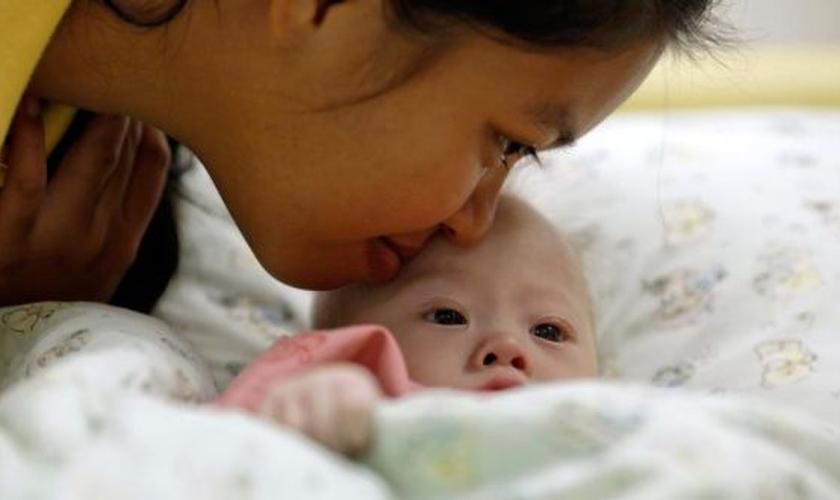 Gammy, um bebê com Síndrome de Down, ganha um beijo de sua mãe, Pattaramon Janbua, em um hospital de Chonburi / China (Foto: Damir Sagolj / Reuters)