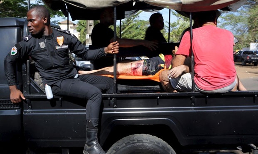 Vítima de tiroteio é regastada pelo exército da Costa do Marfim. (Foto: Reuters)