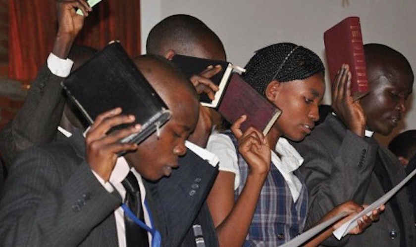 Jovens cristãos participam de culto em igreja de Uganda. (Foto: Morning Star)