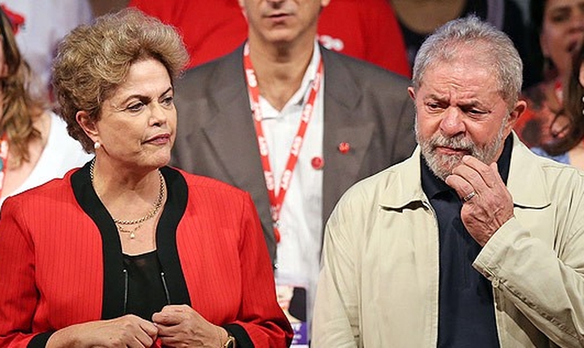 Dilma e Lula estiveram no foco das manchetes nesta quarta-feira, 16, devido à divulgação de uma gravação sobre o termo de posse do ex-presidente para sua nomeação a ministro da Casa Civil (Foto: Ernesto Rodrigues / Folhapress)
