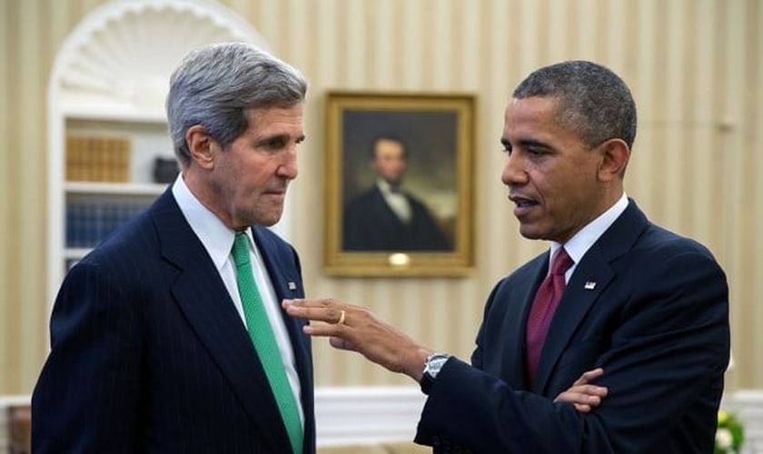 John Kerry (à esquerda) é o Secretário de Estado nomeado pelo presidente Barack Obama (à direita). Ambos têm sido pressionados para se posicionar sobre o genocídio que os cristãos estão sofrendo no Oriente Médio. (Foto: Casa Branca)