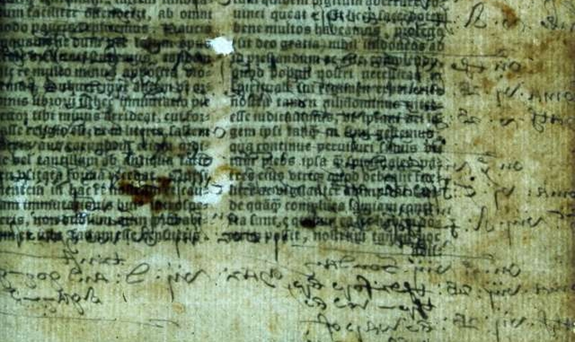 Anotações ocultas se misturam ao texto bíblico em uma Bíblia Latina de 1535. Imagem: Biblioteca Lambeth Palace