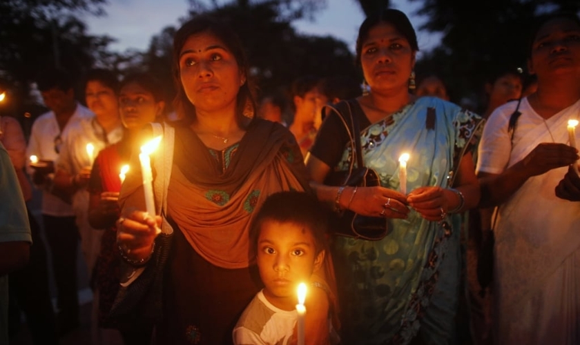 Membros da associação cristã de Bangladesh participam de cerimônia de homenagem às vítimas de uma explosão de bomba. (Foto: Reuters/ Andrew Biraj).