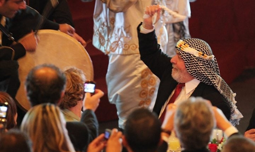 Lula fantasiado durante homenagem de empresários árabes. (Foto: Reprodução)