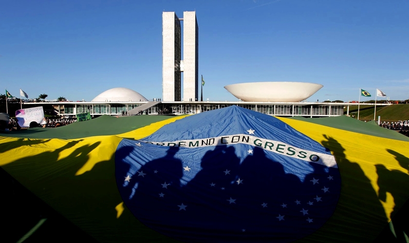 Manifestantes usam bandeira do Brasil em protesto, em frente ao Palácio do Planalto.