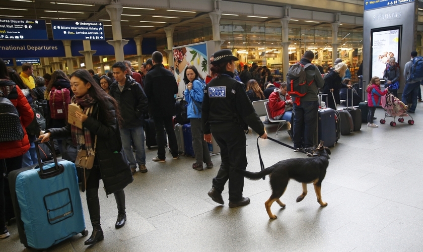 Policial passeia com cão farejador por estação de trem em Bruxelas. (Foto: Reuters)