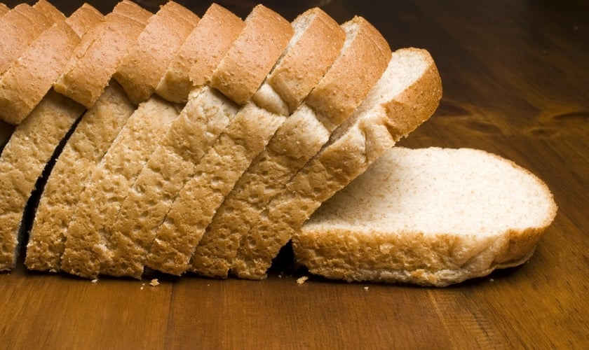 O pão industrializado por si só é um alimento fonte de carboidratos. (Foto: Reprodução)