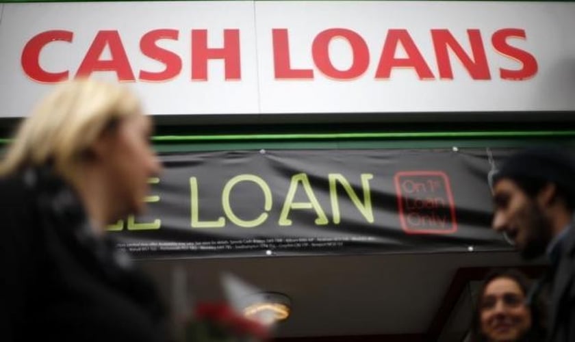 Pedestres passam em frente a empresa que faz empréstimos nos EUA (Foto: Reuters)