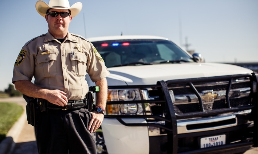 Os emblemas policiais terão uma mensagem de fé adicionada. (Foto: Shutterstock)