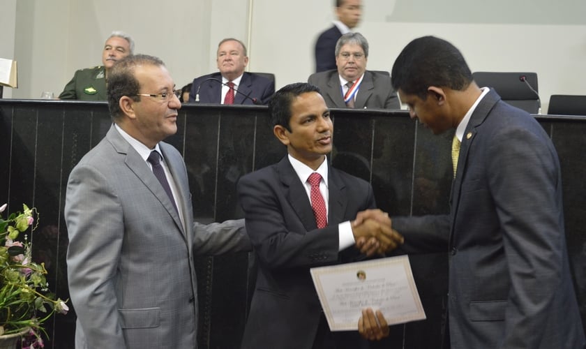 O deputado Márcio Miranda (Presidente da Câmara), pastor Leonino Santiago e o deputado Jaques Neves no momento da entrega do certificado. (Foto: Bruno Thiago)