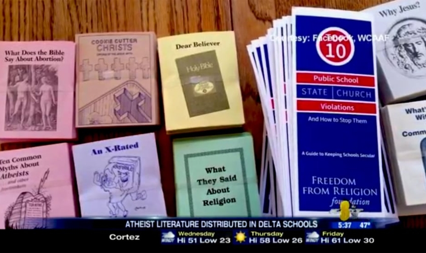Livretos e panfletos que pregam o ateísmo sendo expostos no Distrito Escolar Delta, no Colorado. (Imagem: Facebook / WCAAF)