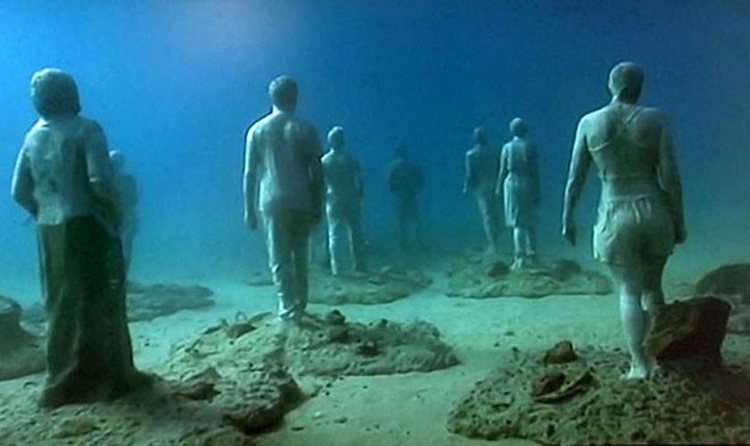 Esculturas representando moradores de ilha espanhola foram expostas no fundo do Atlântico (Foto: BBC)