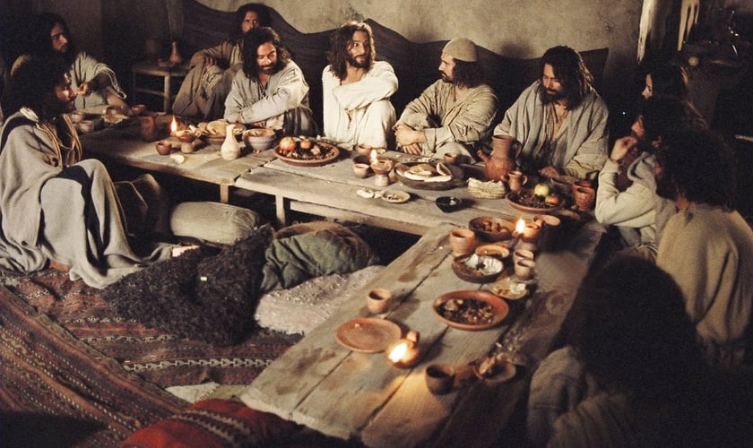 Naquele tempo, na Palestina, a comida era colocada em mesas baixas, e os convidados comiam sentados em almofadas no chão e tapetes. (Foto: Reprodução)