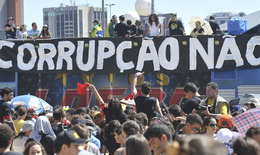 Nos últimos meses, as manifestações contra o atual governo do Brasil têm tomado as ruas das cidades de todo o país. (Foto: Atlas web)