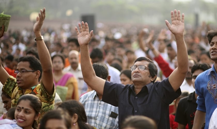 Cristãos oram durante um evento,  em Dhaka, Bangladesh. (Foto: Reuters)