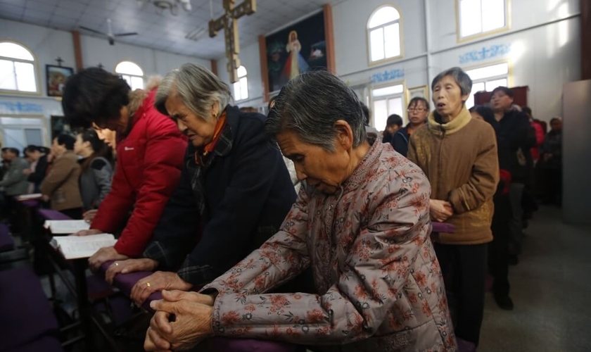 Cristãos celebram missa em uma igreja católica subterrânea na China. (Foto: Reuters)