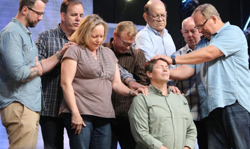 Danny Duchene recebe oração de Rick Warren e outros pastores da Igreja Saddleback. (Foto: Saddleback Church)