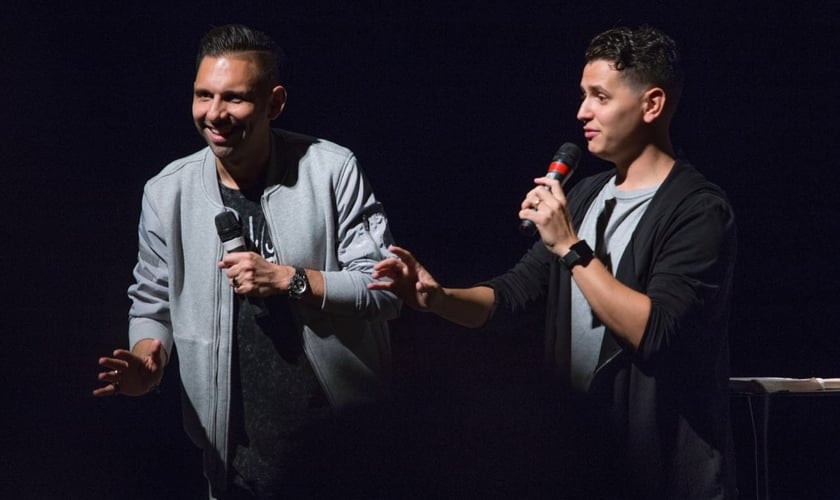 Chris Mendez (à esquerda) é pastor das igrejas em São Paulo e Buenos Aires. (Foto: Divulgação/Hillsong São Paulo)