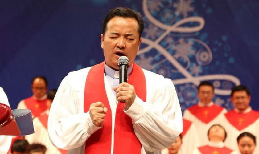 Pastor Gu Yuese liderou a Igreja Chongyi - sancionada pelo Estado e uma das maiores da China - mas foi preso e posteriormente demitido, após protestar contra a remoção de cruzes das igrejas, ordenada pelo Partido Comunista. (Imagem: Facebook)